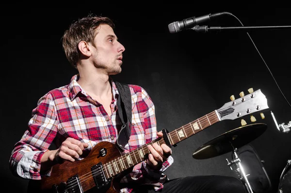 Homem com guitarra durante concerto — Fotografia de Stock