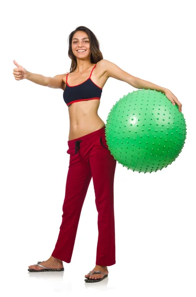Beyazların üzerinde top ile egzersiz yapan kadın — Stok fotoğraf