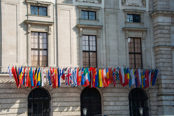 Флаги на здании в Вене
