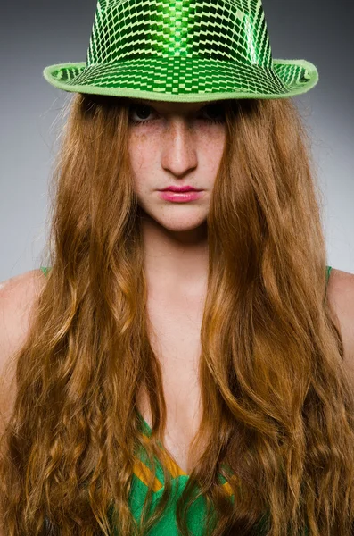 Mujer joven con vestido verde —  Fotos de Stock