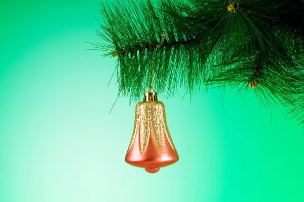 Weihnachtsschmuck am Tannenbaum — Stockfoto