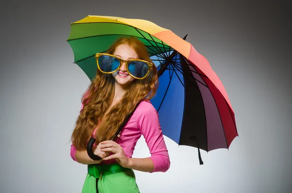 Frau mit buntem Regenschirm — Stockfoto