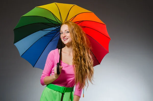Kvinna anläggning färgglatt paraply — Stockfoto