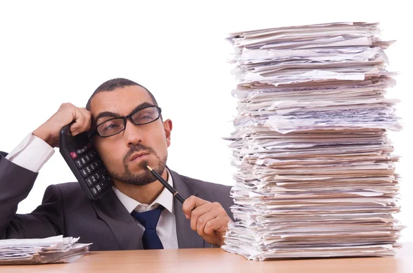 Bir yığın evrakı olan kızgın iş adamı.
