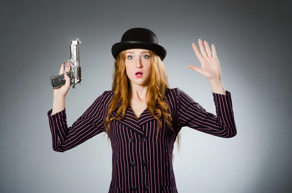 Donna gangster con pistola — Foto Stock