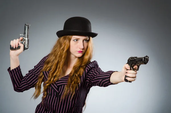 Donna gangster con pistola — Foto Stock