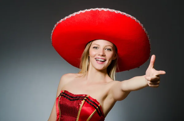 Donna che indossa cappello sombrero in concetto divertente — Foto Stock