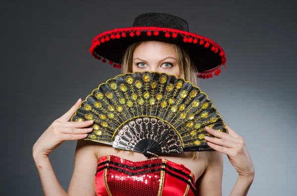 Vrouw dansen met fans in kunst concept — Stockfoto