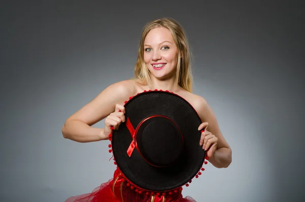 Kvinna bär sombrero hatt i roligt koncept — Stockfoto