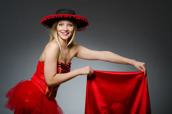 Kvinna bär sombrero hatt i roligt koncept — Stockfoto