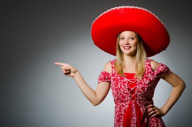 Şapka takan komik bir kadın.