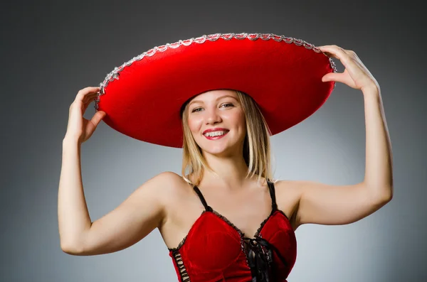 Kobieta w sombrero kapelusz w zabawnej koncepcji — Zdjęcie stockowe