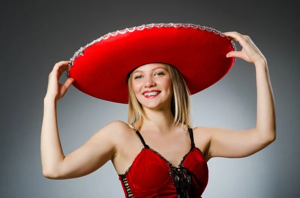 Donna che indossa cappello sombrero in concetto divertente — Foto Stock