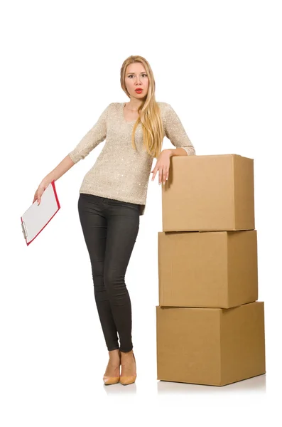 Vrouw met dozen verhuizen naar nieuw huis geïsoleerd op wit — Stockfoto