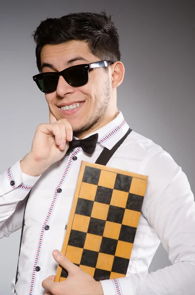 Lustiger Schachspieler mit Brett — Stockfoto