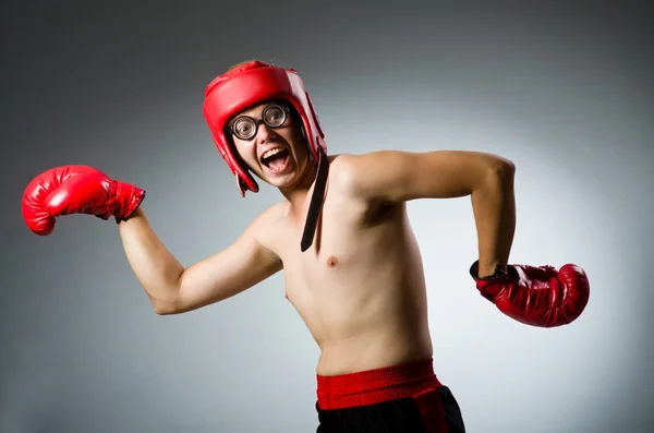 Boxeador divertido en guantes rojos — Foto de Stock