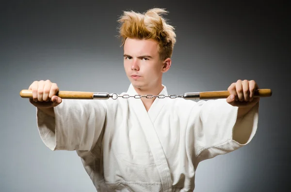 Vtipný karate bojovník s nunčaky — Stock fotografie