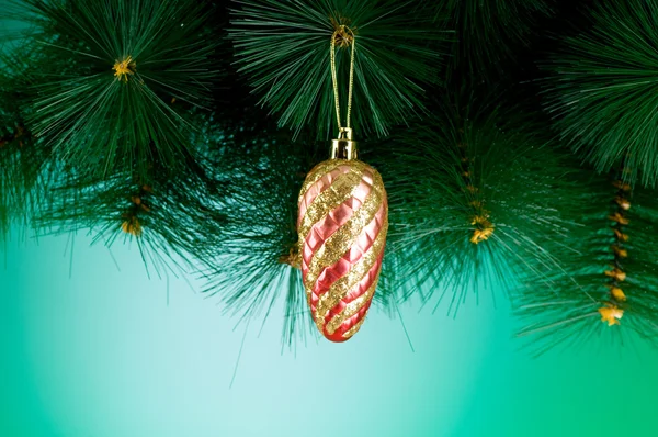 Weihnachtsschmuck am Tannenbaum — Stockfoto