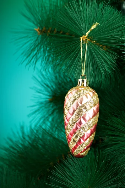 Kerstversiering op de dennenboom — Stockfoto