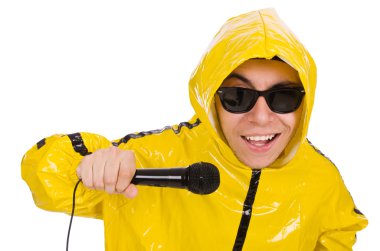 Beyaz mikrofonlu komik sanatçı.