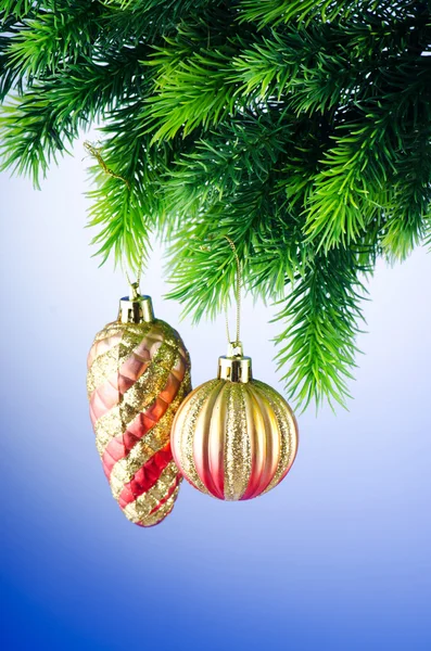 Vánoční dekorace na jedli — Stock fotografie