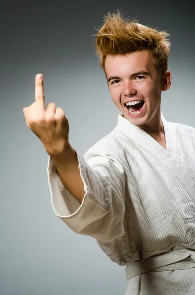 Grappige karate vechter draagt witte kimono — Stockfoto