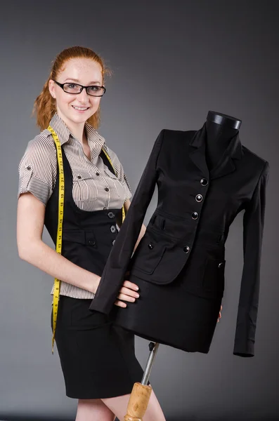 Mujer sastre trabajando en vestido nuevo — Foto de Stock