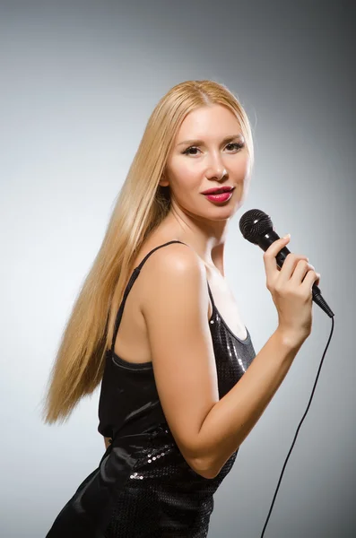 Woman singing in karaoke club — Stock Photo, Image