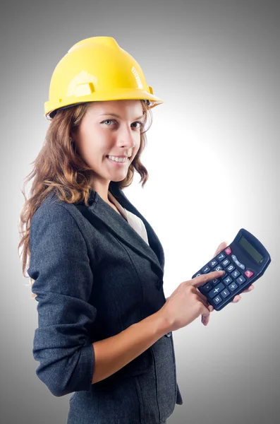 Constructeur féminin avec calculatrice — Photo