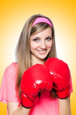 Boks eldivenleri geçişin karşı genç bir bayanla