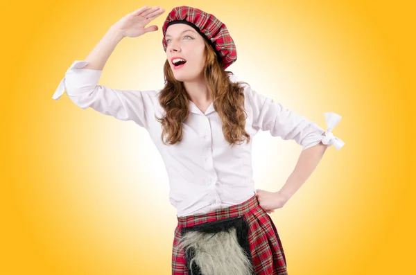 Kvinna i skotska kläder — Stockfoto