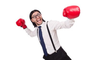 Beyazlara izole edilmiş boks eldivenli komik genç iş adamı