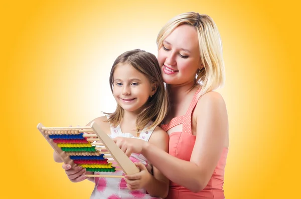 Moeder en dochter met abacus — Stockfoto