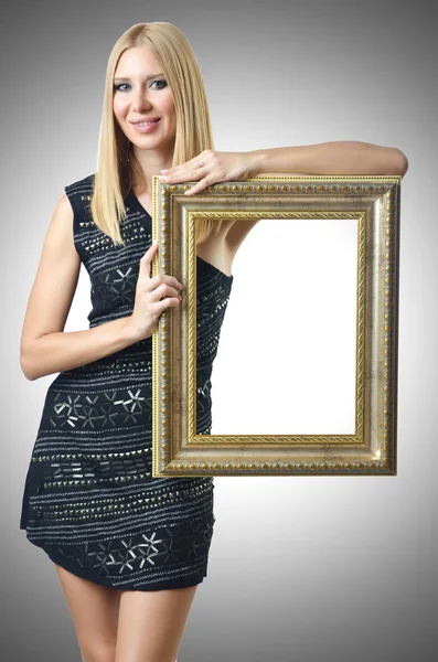 Mulher segurando quadro de imagem — Fotografia de Stock