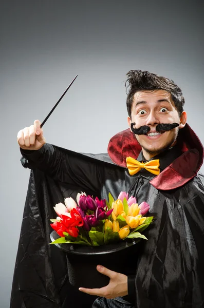 Lustiger Zauberer mit Zauberstab und Hut — Stockfoto