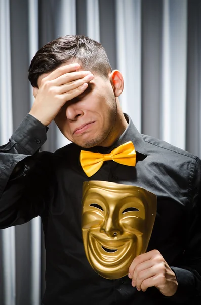 Uomo con maschera teatrale — Foto Stock