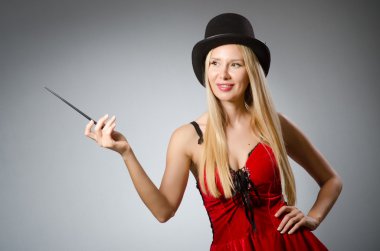 Cadı pis numaralarını yapıyor.