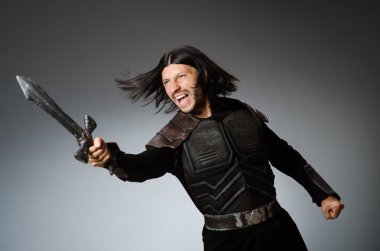 Kızgın şövalye kılıcı ile