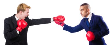 İki işadamı beyazlar arasında boks yapıyor.