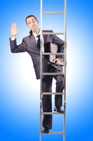Biznesmen wspinający się po drabinie — Zdjęcie stockowe