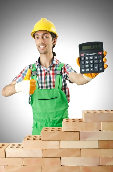 Человек с конструктором и калькулятором — стоковое фото