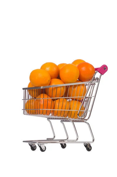 Carrinho de supermercado cheio de laranjas isoladas em branco — Fotografia de Stock