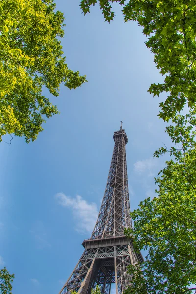 Eiffeltornet på ljusa sommardagen — Stockfoto