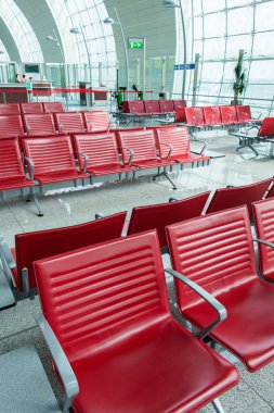 Havaalanında kırmızı sandalyeler.