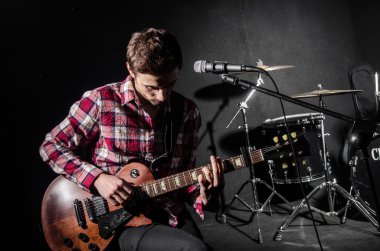 Adam gitar sırasında ile