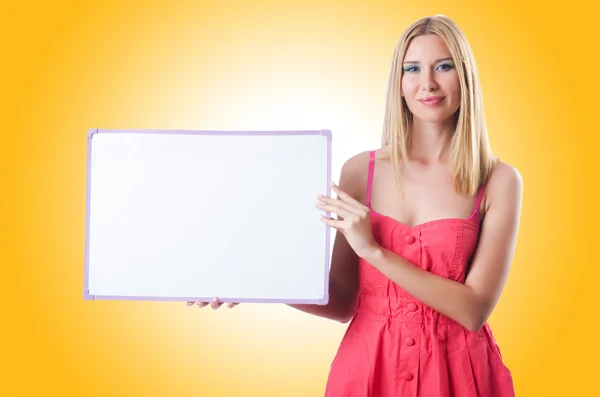 Mulher com placa em branco — Fotografia de Stock