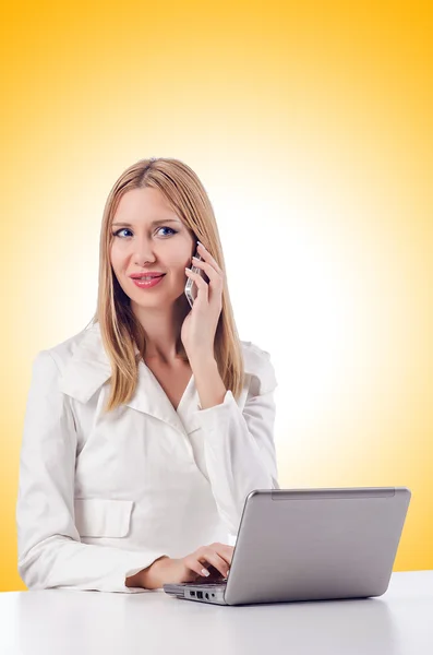 Mulher falando ao telefone — Fotografia de Stock