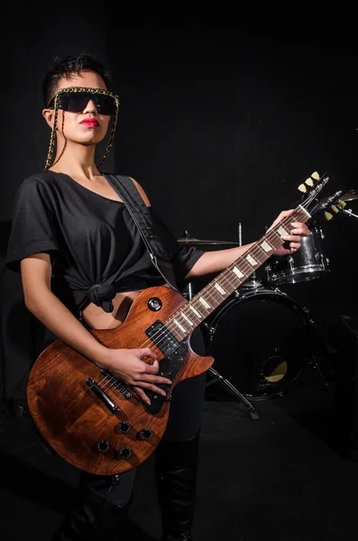 Jovem mulher tocando guitarra — Fotografia de Stock