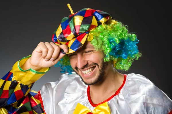 Grappige clown in kostuum — Stockfoto