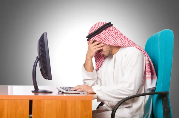 Arap işadamı bilgisayarda çalışıyor — Stok fotoğraf